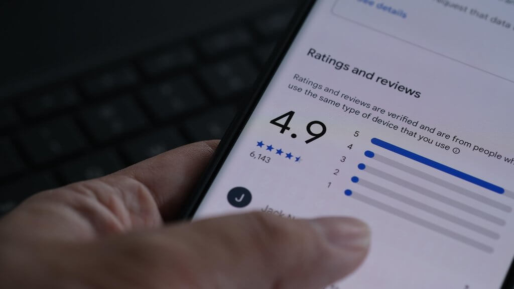 Handy mit Google Bewertungen in der Hand