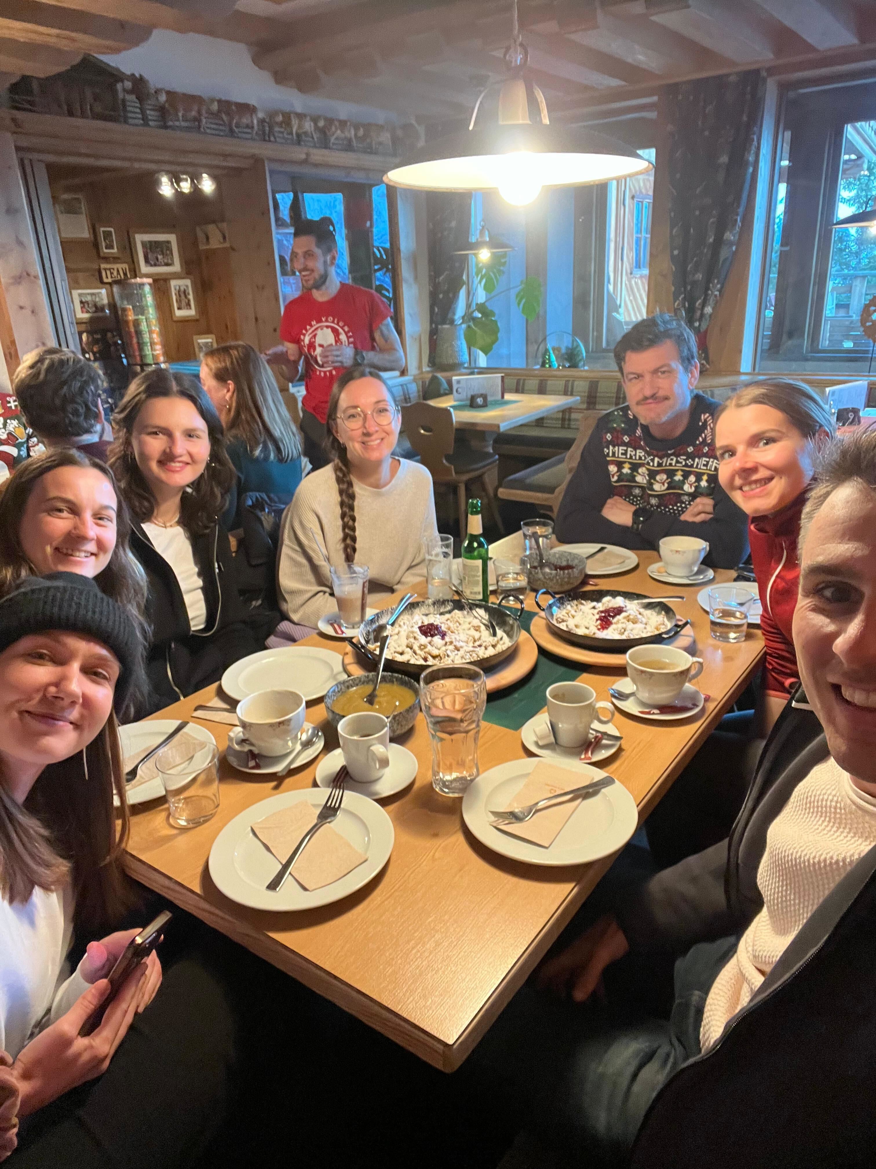 Große Runde in der Almstube, zwei Pfannen Kaiserschmarren auf dem Tisch, dazu Suppe und Kaffee.