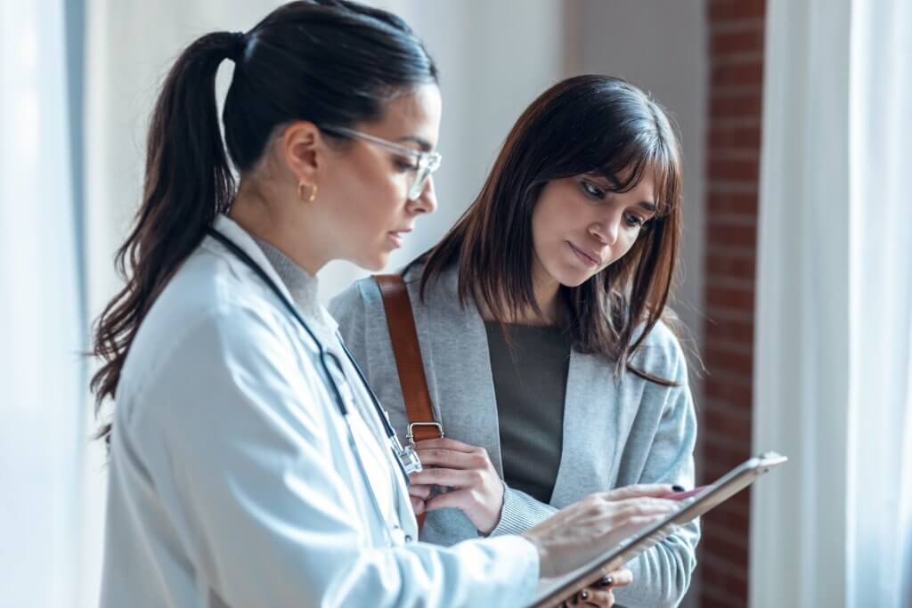 Augenärztin zeigt Patientin etwas