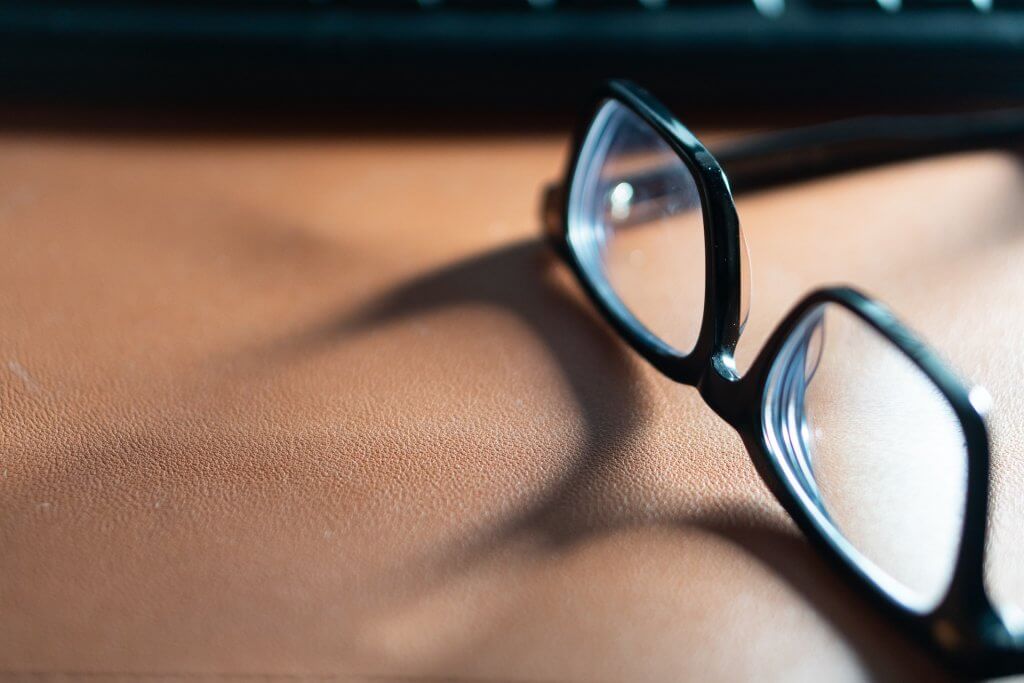 Brille auf einem Tisch liegend