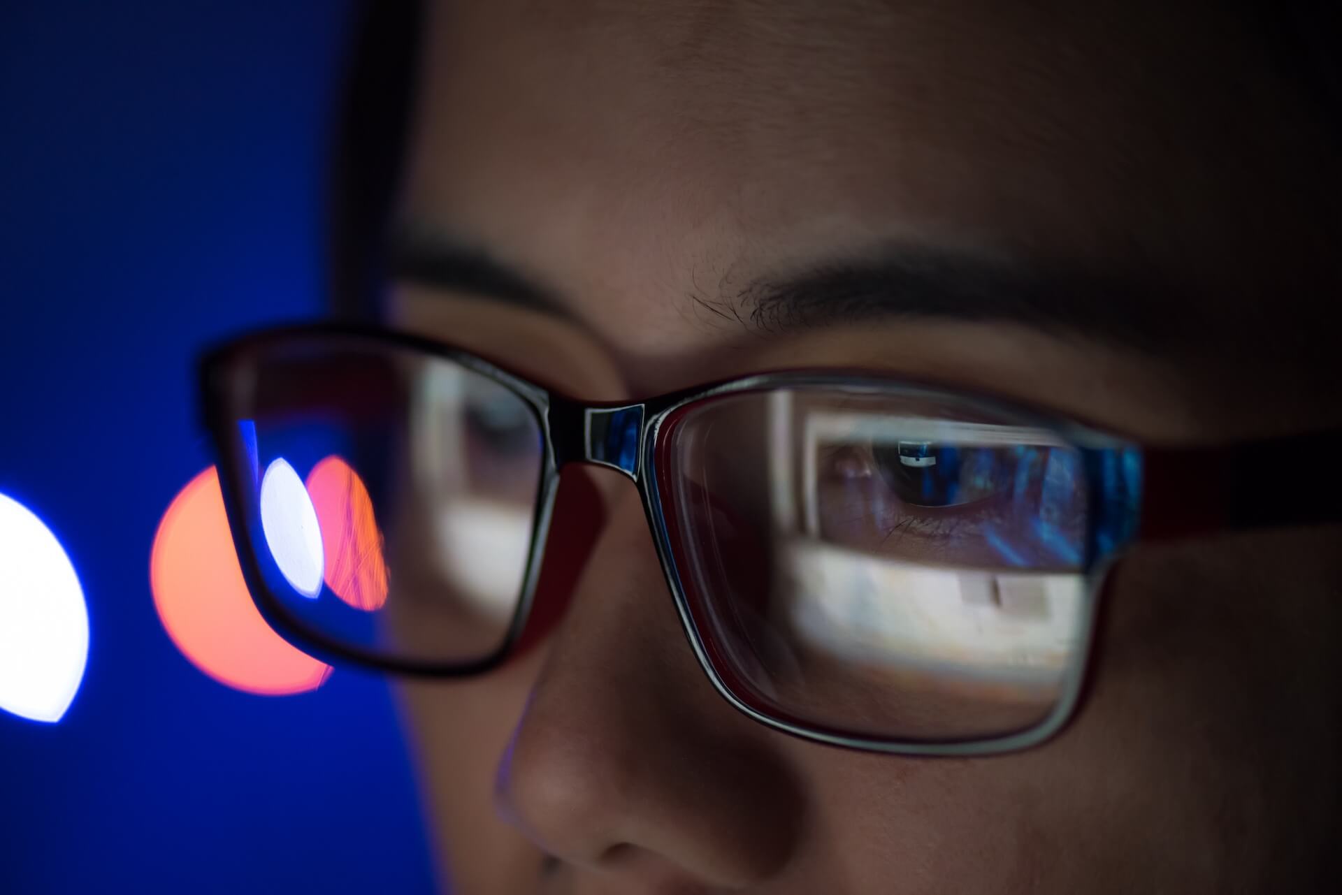 Mädchen mit Brille schaut auf einen Screen