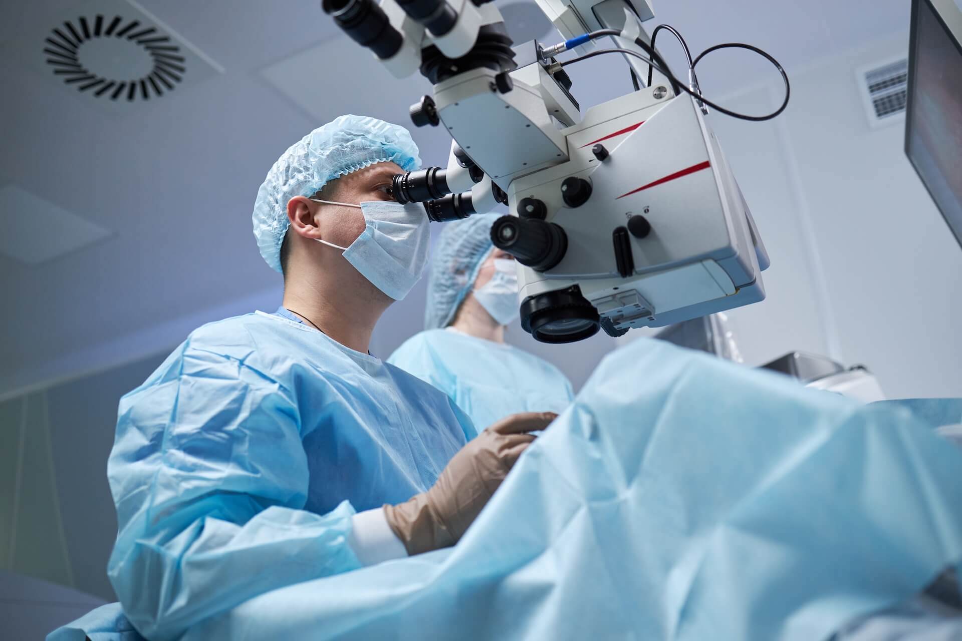 Augenchirurgen bei einer Operation