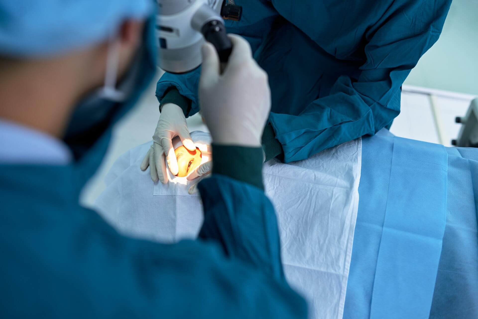 Chirurgen und Patientin bei der Vorbereitung einer Augenoperation