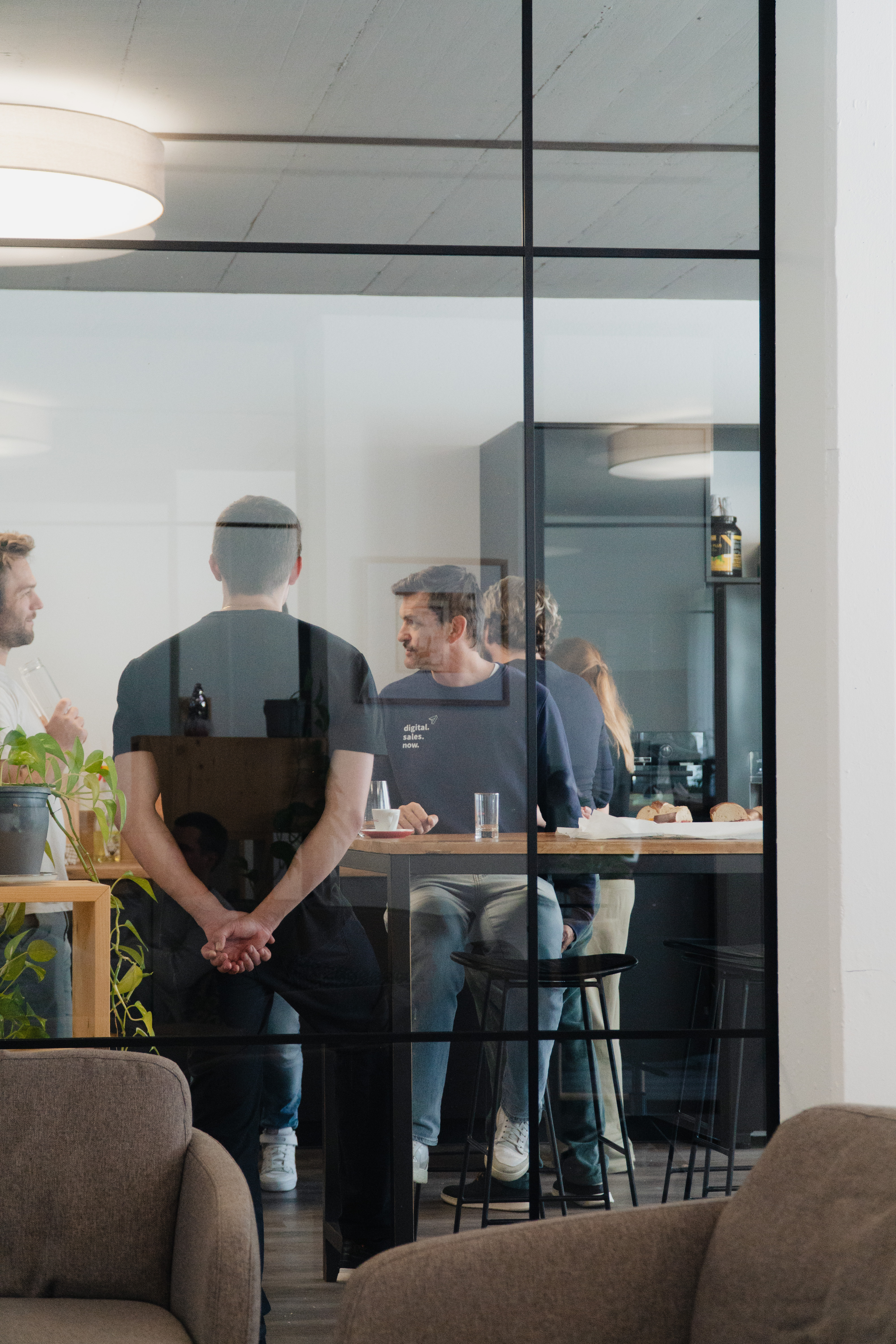 KLIXPERT.io-Team arbeitet konzentriert während eines AI-Workshops zusammen, geführt von CEO Robert Packer