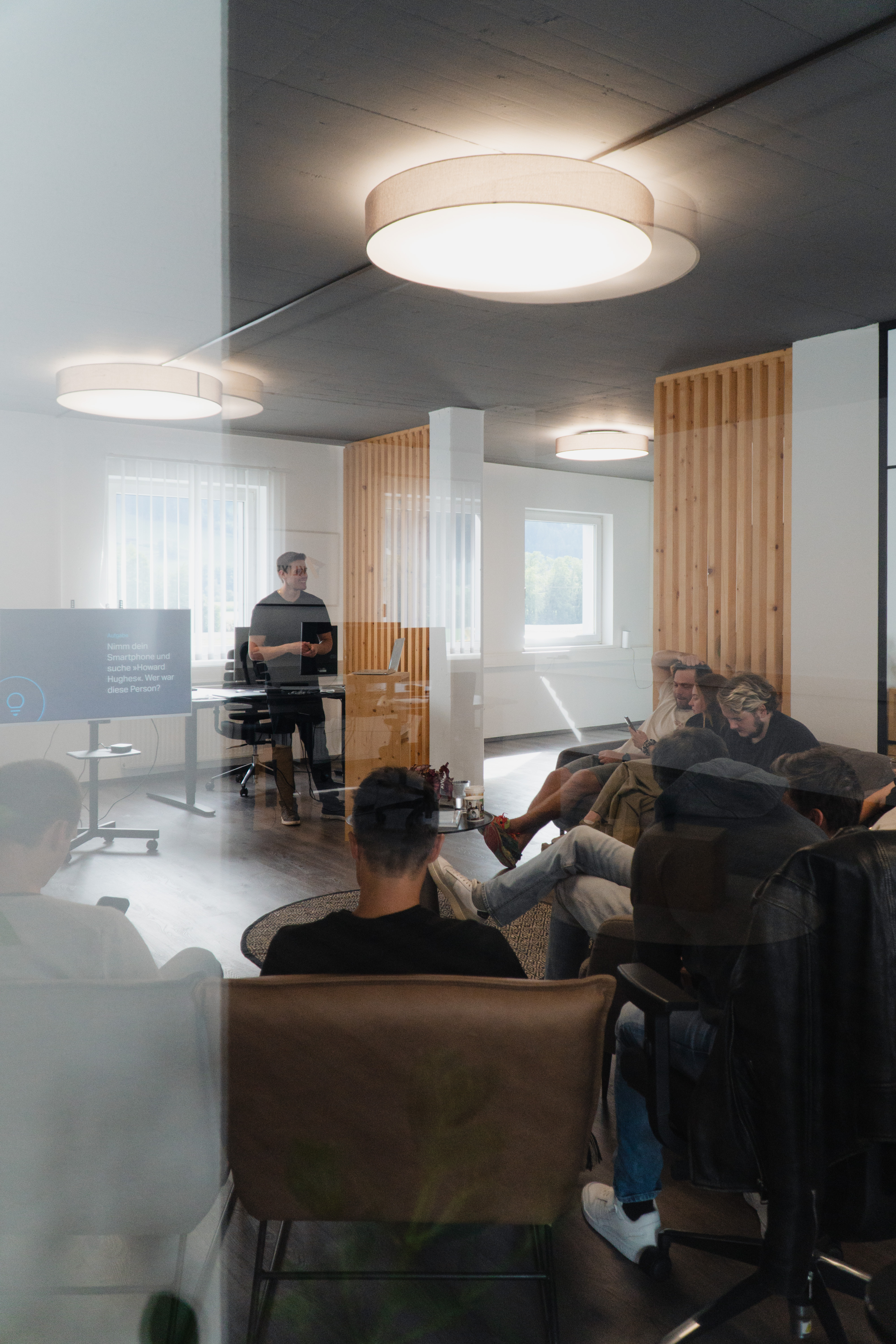 KLIXPERT.io-Team arbeitet kollaborativ während eines Workshops zu Künstlicher Intelligenz