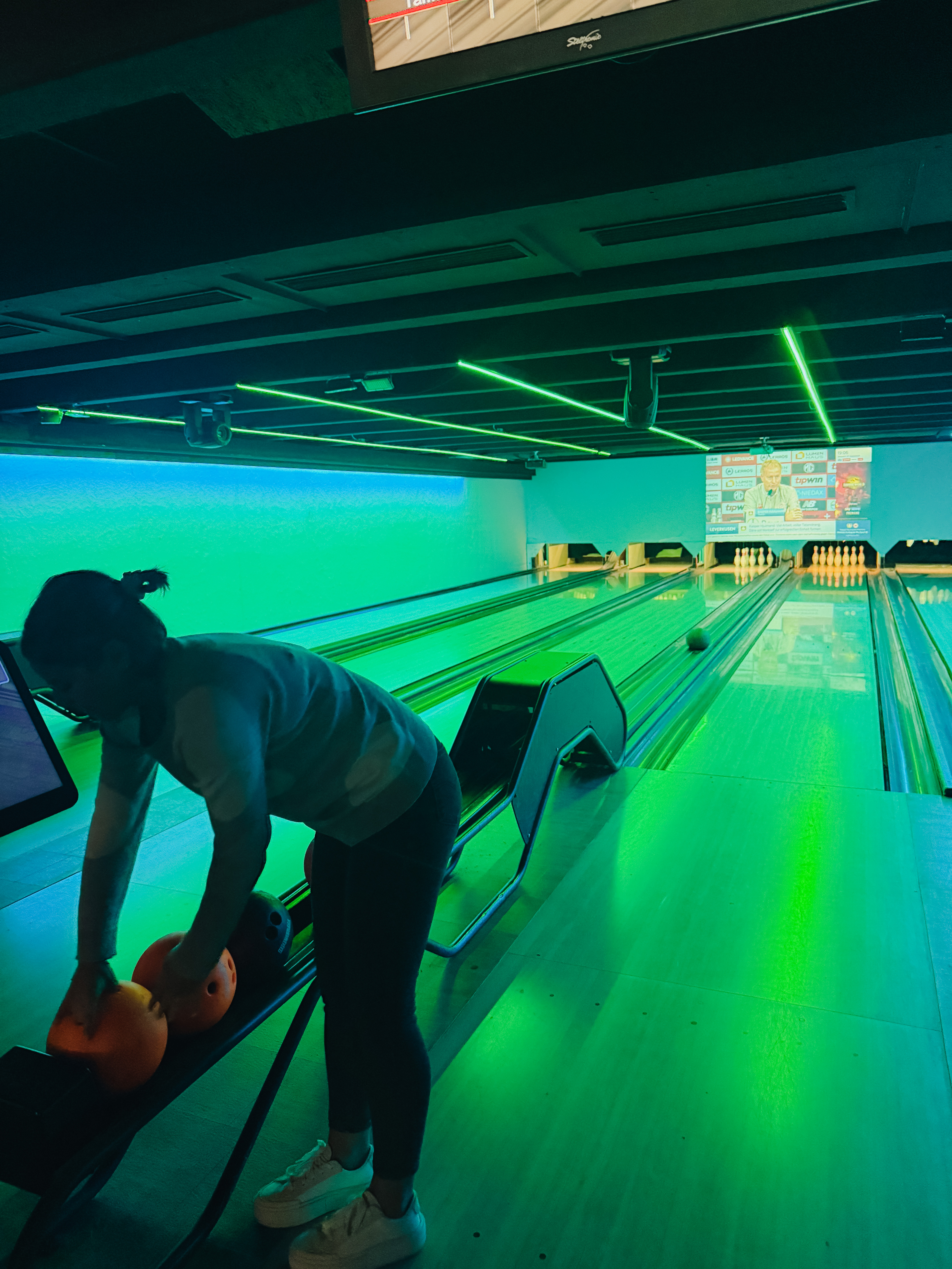 KLIXPERT.io-Team beim Bowling-Workshop, Fokus auf Teamzusammenarbeit und spielerischer Team-Stärken-Erfahrung