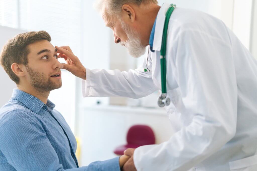Augenarzt untersucht Patient
